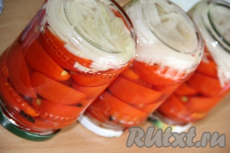 Закатать (или закрутить) банки с помидорами и луком крышками и перевернуть кверху дном. Укутать банки в одеяло и оставить до полного остывания.
