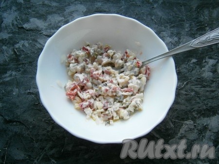 Овощи перемешать и заправка для салата готова.
