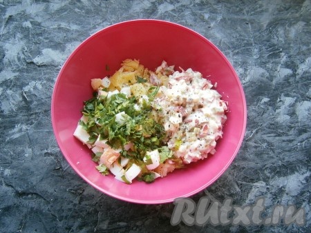 Сюда же добавить соль и чёрный свежемолотый перец по вкусу, измельчённую зелень петрушки.
