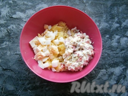 Яйцо отварить в течение минут 10 с момента закипания воды, остудить и очистить, крупно нарезать и выложить к нарезанному картофелю, добавить приготовленную овощную заправку.
