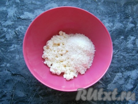 Творог должен быть не мокрым, но и не слишком сухим. В творог всыпать кокосовую стружку.
