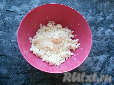 Хорошо перемешать творожно-кокосовую массу, добавить сгущённое молоко.
