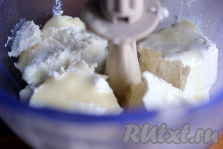 Соединить творог, молоко и сгущенное молоко в стакане блендера.