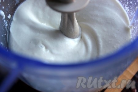 В течение примерно 1 минуты перемешать все ингредиенты в блендере в однородную массу.