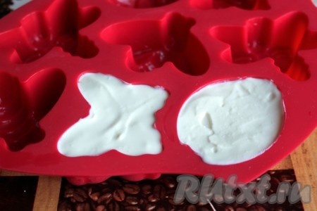 Разложить творожную массу по формам или формочкам, которые пригодны для использования в морозилке, и заморозить мороженое.