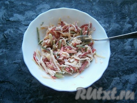 Перемешать салат.
