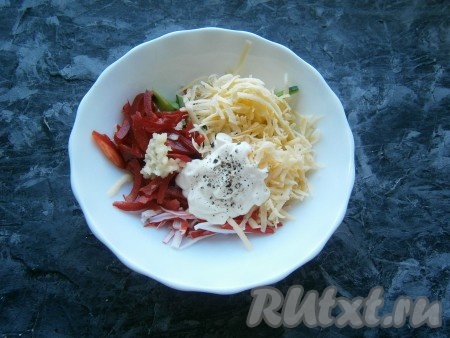 Чеснок пропустить через пресс и добавить к остальным ингредиентам вместе с майонезом, солью и свежемолотым чёрным перцем.
