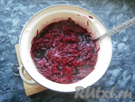 Воду вскипятить с солью и сахаром, дать покипеть 2-3 минуты, после чего добавить свеклу, перемешать и довести до кипения. Затем варить свеклу на небольшом огне около 8-10 минут.
