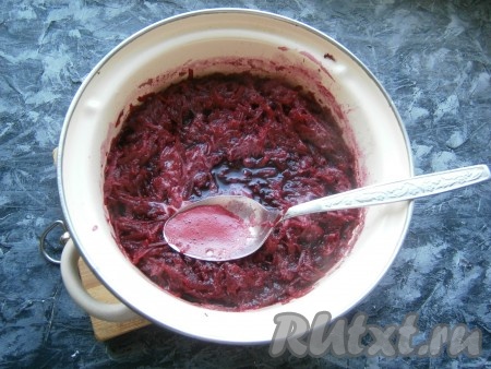 Образовавшуюся пену нужно убрать, а далее влить уксус, свеклу перемешать и выключить огонь.
