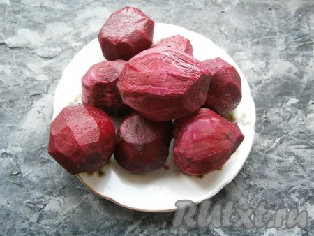 Свеклу очистить и вымыть.
