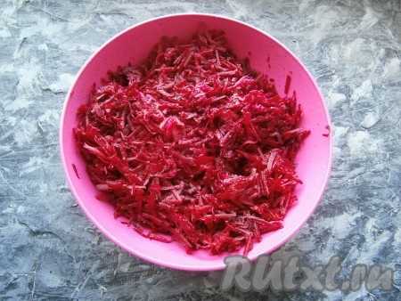 Натереть свеклу на крупной тёрке.
