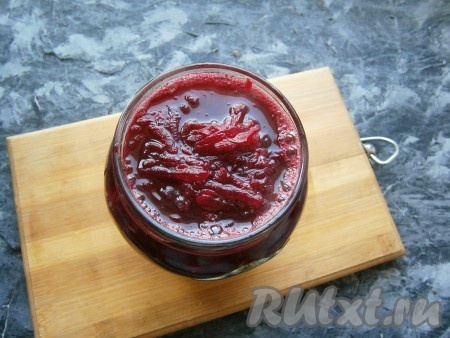 Разложить горячую свеклу вместе с маринадом по простерилизованным баночкам.
