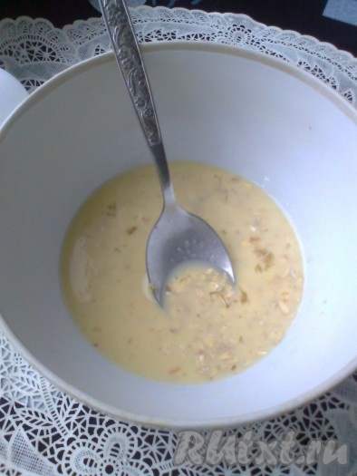 и размешиваем овсяную массу вилкой (или ложкой).