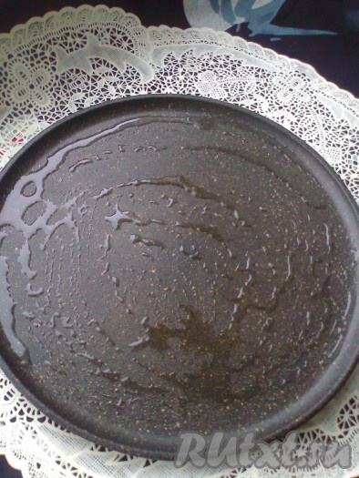  Если вы хотите получить более мягкую структуру овсяноблина, хлопья предварительно можно слегка перемолоть в измельчителе. 

Сковороду лучше взять с антипригарным покрытием (или блинную). Сковороду смазываем растительным маслом.