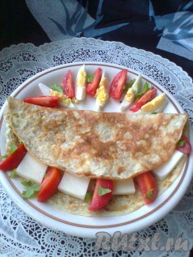 Затем складываем овсяноблин пополам и блюдо для вкусного и сытного завтрака готово!
