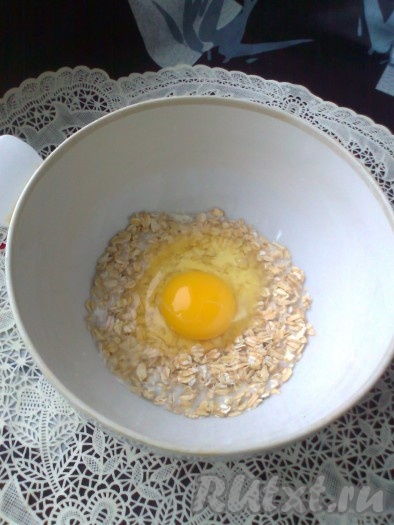 добавляем яйцо (его можно немного взбить вилкой)
