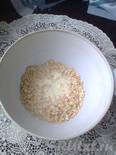 вливаем молоко и всыпаем соль,
