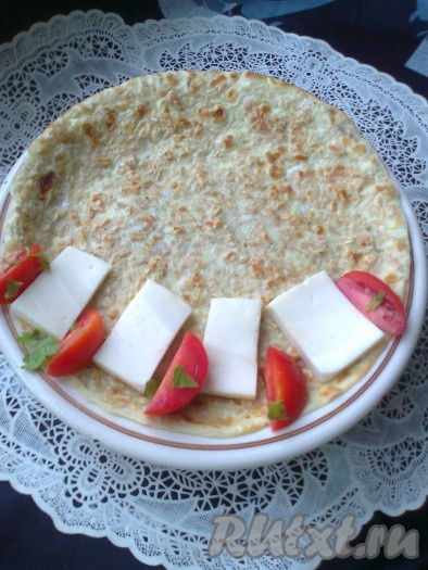 и кладём на него любую начинку (у меня в качестве начинки сыр и помидоры, но можно положить зелень, колбасу, творог с зеленью и т.д.).