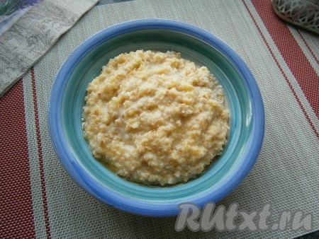 Разложить кашу по тарелкам.