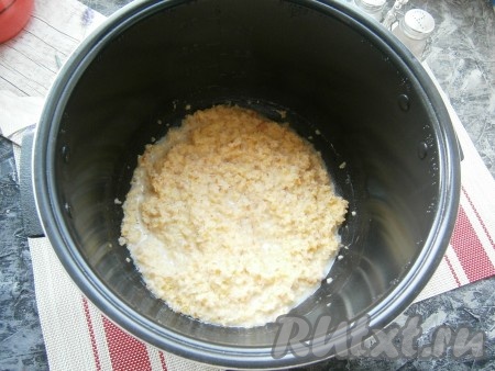 Поместить чашу в мультиварку, закрыть крышку мультиварки, выставить режим "Молочная каша" на 1 час. Если нет такого режима, готовьте на режиме "Каша" или "Рис, гречка". Готовую кашу перемешать и оставить в чаше под закрытой крышкой ещё на 15 минут. 