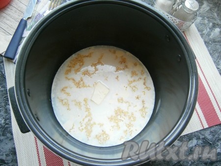 К пшеничной крупе влить молоко и воду комнатной температуры, добавить соль, сахар и сливочное масло.
