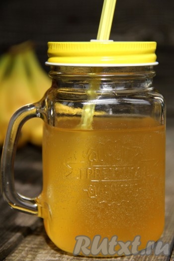 Банановый квас получился красивым и вкусным, с пузырьками. Попробуйте, в рецепте нет ничего сложного, а в итоге можно порадовать и приятно удивить своих близких новым, интересным, освежающим напитком.
