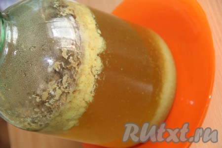 Оставить квас на кухонном столе на 2 суток (можно прикрыть верх банки марлей). Вот так выглядит банка на вторые сутки.&nbsp;
