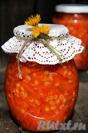 Вот такие яркие баночки&nbsp;домашней заготовки на зиму получились. Из указанного в ингредиентах количества продуктов получается 4 банки по 800 мл этого чудесного овощного салата с перловкой. Очень вкусная и сытная домашняя заготовка на зиму, всем советую!

