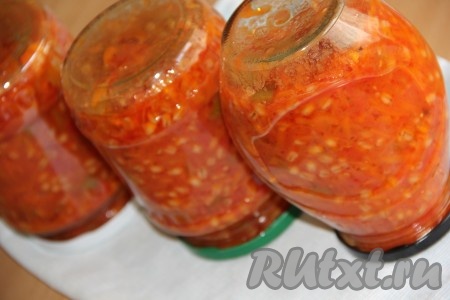 Закатать (или закрутить) банки с овощным салатом с перловкой прокипячёнными крышками, перевернуть вверх дном, а затем тщательно укутать в одеяло и оставить до полного остывания. Остывшие баночки с заготовкой убрать на хранение.
