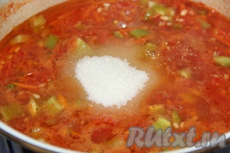 В овощной салат с перловкой добавить соль и сахар, дать закипеть.&nbsp;
