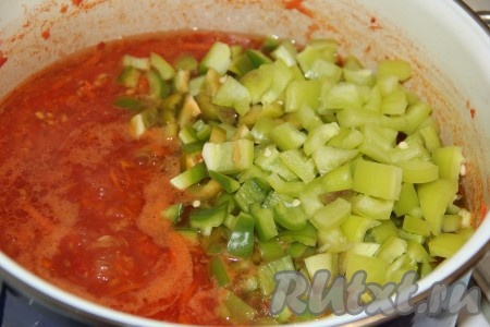 Нарезать болгарский перец небольшими кусочками, выложить в кастрюлю и перемешать.
