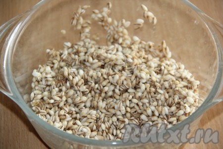 Перловку хорошо промыть под проточной водой. Удалить из болгарского перца плодоножки и семена, очистить морковь и лук.
