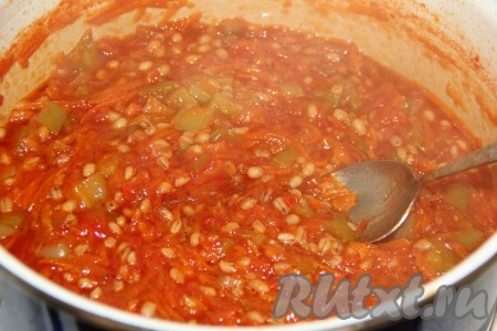 Варить салат на медленном огне под крышкой в течение 1 часа, периодически перемешивая. В конце варки влить уксусную эссенцию, перемешать и снять с огня.
