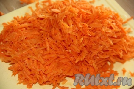 Морковь натереть на крупной тёрке.
