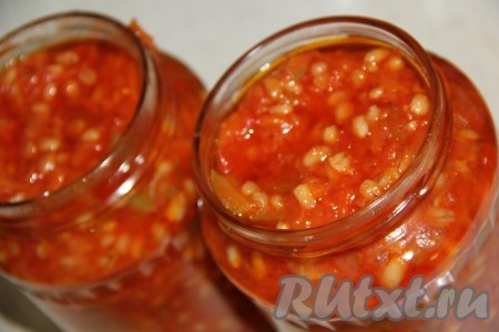 Банки предварительно вымыть и простерилизовать любым способом. Разложить горячий салат по банкам.
