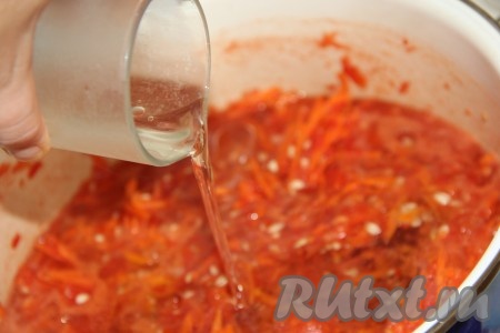 Когда масса закипит, влить растительное масло, перемешать и довести до кипения.

