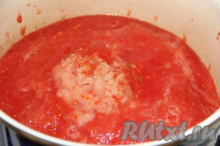 Поставить кастрюлю на огонь и довести содержимое до кипения. Лук пропустить через мясорубку, добавить в закипевшую смесь помидоров и перловки, перемешать.
