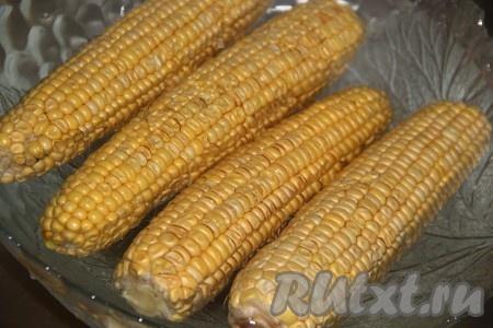 Кукурузу очистить от листьев и волосинок, замочить в холодной воде на 1 час. Я готовила 4 штуки, но в пароварку вмещается по два початка.
