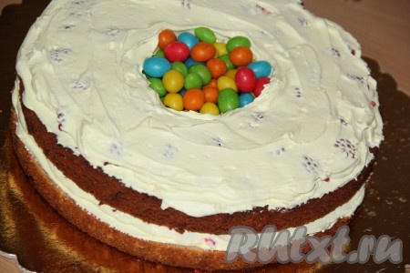 Всыпать цветные конфетки в получившийся колодец.
