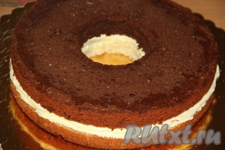 В шоколадном корже сделать такое же отверстие стаканом и выложить корж поверх крема, слегка прижать. Я шоколадный бисквит не пропитывала, у него достаточно влажная текстура.
