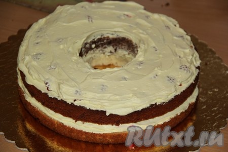 Покрыть корж кремом, выложить малину и смазать кремом. Край внутри коржа не смазывать!