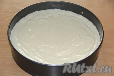 Приготовить бисквиты. Я готовила торт из ванильного и шоколадного бисквитов. Для приготовления ванильного бисквита разделить яйца на белки и желтки. Взбить яичные белки с сахаром миксером до стойких пиков, затем, продолжая взбивать, добавить по одному желтки. Масса получится воздушной и пышной. Всыпать ванилин и просеянную муку, перемешать тесто лопаткой до однородного и гладкого состояния. Тесто получится очень пышным и воздушным, не густым. Форму для выпечки диаметром 28 см слегка смазать растительным маслом. Выложить тесто в форму и выпекать при температуре 200 градусов в разогретой духовке, примерно, 35 минут. Готовность бисквита проверить сухой зубочисткой (зубочистка должна остаться сухой, без следов теста при прокалывании полностью готового бисквита).
