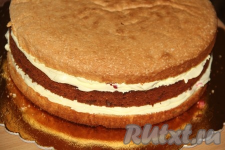 Накрыть второй частью ванильного (белого) коржа и слегка прижать.
