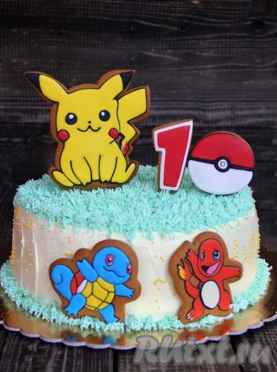 Обмазать верхний корж взбитыми сливками и поставить в холодильник на ночь. Теперь приготовим чиз-крем для украшения, для этого нужно взбить оставшиеся 100 мл сливок, смешать с творожным кремом и с сахарной пудрой. Частью чиз-крема смазать бока торта "Пиньята". Оставшийся крем подкрасить любым пищевым красителем (у меня ушло 2 капли гелевого красителя для окрашивания травки) и украсить торт. Я украсила торт ещё и имбирными пряниками.