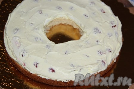 Выложить свежую маслину и покрыть её кремом.