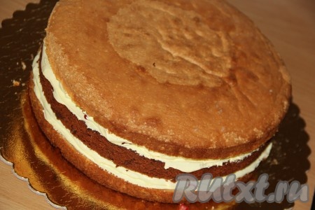 Пропитать корж сиропом, серединку не пропитывать, чтобы конфетки не намокли.