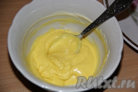 Растопить белый и тёмный шоколад. Белый шоколад я дополнительно подкрасила жёлтым красителем. На 100 грамм белого шоколада я использовала каплю гелевого красителя.
