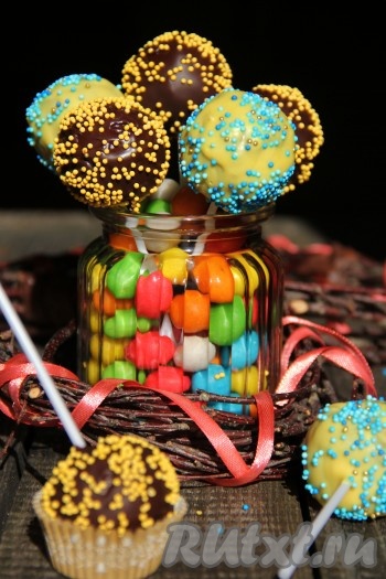 Кейк-попсы, приготовленные из бисквита и сгущёнки в домашних условиях, - очень эффектные, яркие, вкусные пирожные, которые несомненно понравятся и малышам, и взрослым. 
