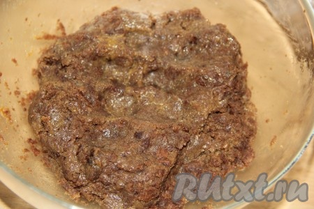 Тщательно перемешать массу до однородности. Она получится липкой.
