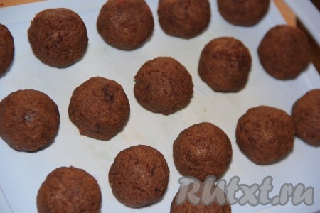 Сформировать из смеси бисквита и сгущёнки шарики массой 30 грамм. Я формировала шарики, надев полиэтиленовые перчатки. У меня получилось 16 шариков, выложить их на разделочную доску и поместить в морозилку на 30 минут.
